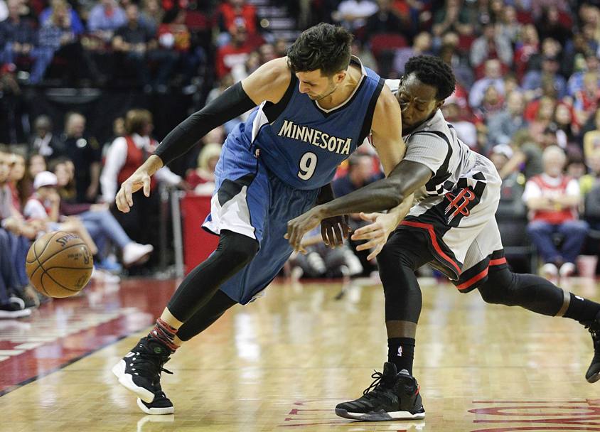 Houston Rockets-Minnesota Timberwolves. A sinistra Ricky Rubio, a destra Patrick Beverley. TX, USA. (Reuters)